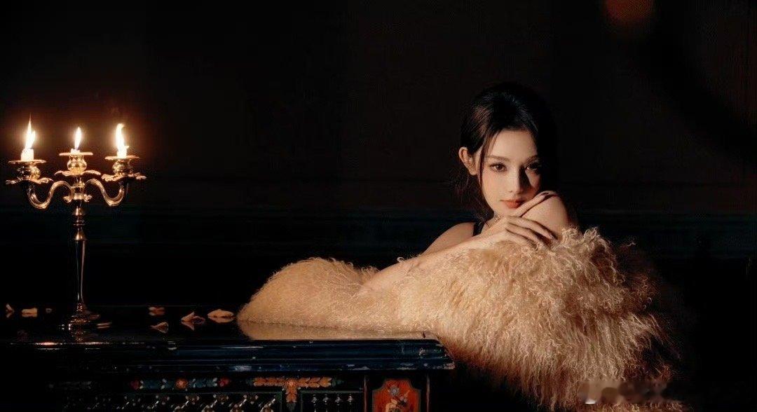 彭小苒媚骨天成风情万种又不失灵动，彭小苒的美太绝了！眉眼间的韵味浑然天成，没