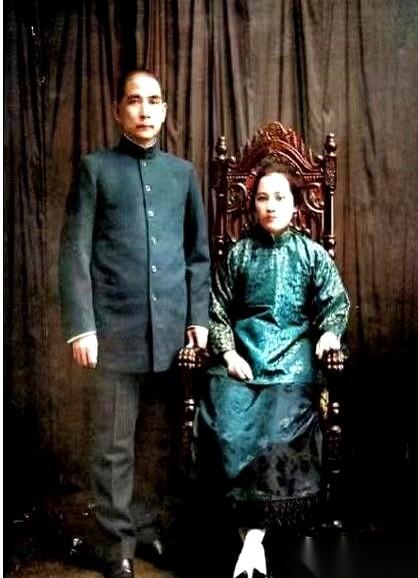 .翻遍了孙中山先生的老照片，你会发现一个规律。他，几乎永远是坐着的那个。C位