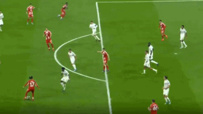 最后时刻，穆夏拉错失了扩大比分的良机…其实，当皇马在下半场后半段全线攻出来，拜仁