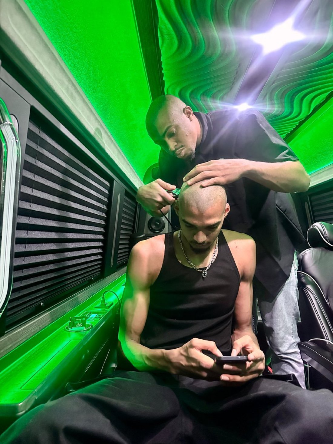 输给雷霆后文班剃光头！文班亚马带着队友约翰逊一起剃光头，俩人是互相给对方剃的，连