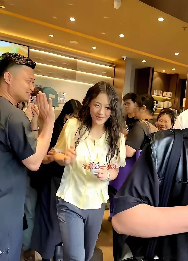 马思纯是不是又瘦了啊，现在看起来又苗条又漂亮