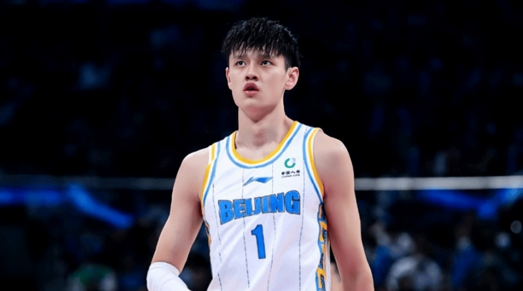 曾凡博要在中国男篮世预赛第一阶段比赛结束以后再和北京队谈回归问题。据媒体人勇方方