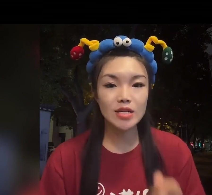 张伯鑫他老婆越来越抽象了。感觉都不像正常人了。让嫂现在每天雷打不动的直播，但画