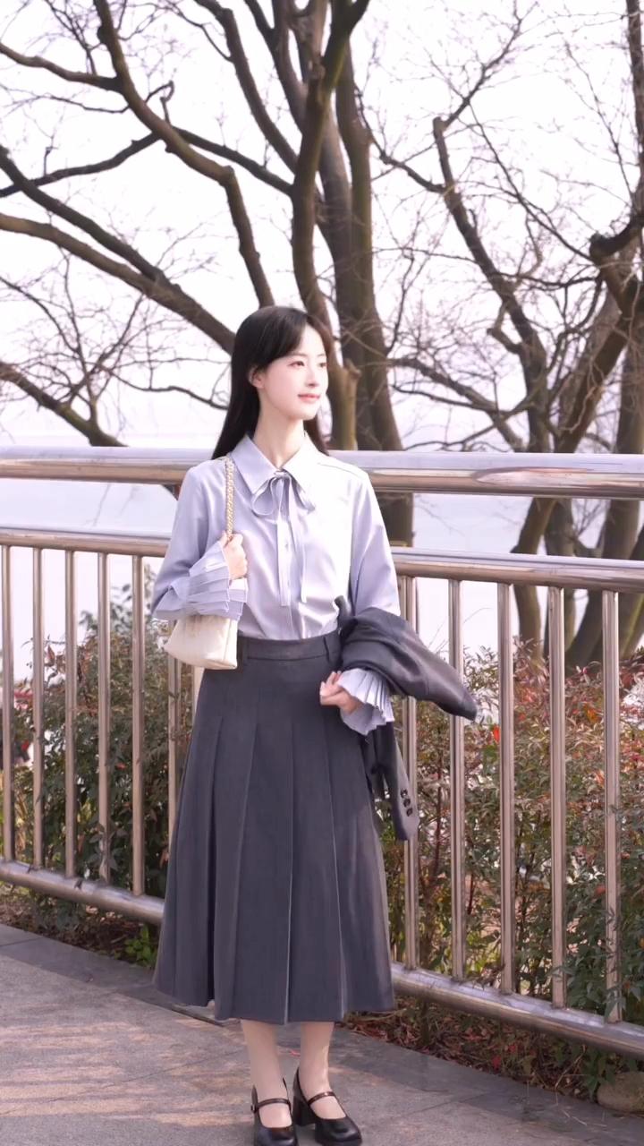 风起长裙舞，春光满目新。