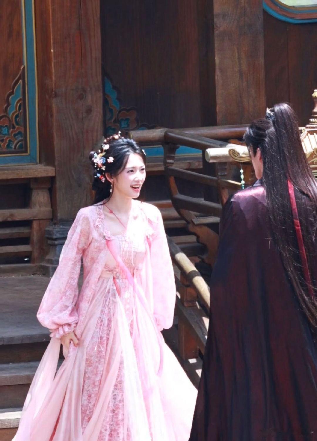 鹤秋何洛洛特别出演千夜奇谭鹤秋特别出演《千夜奇谭》，路透当中娇嫩的粉色造型格外吸