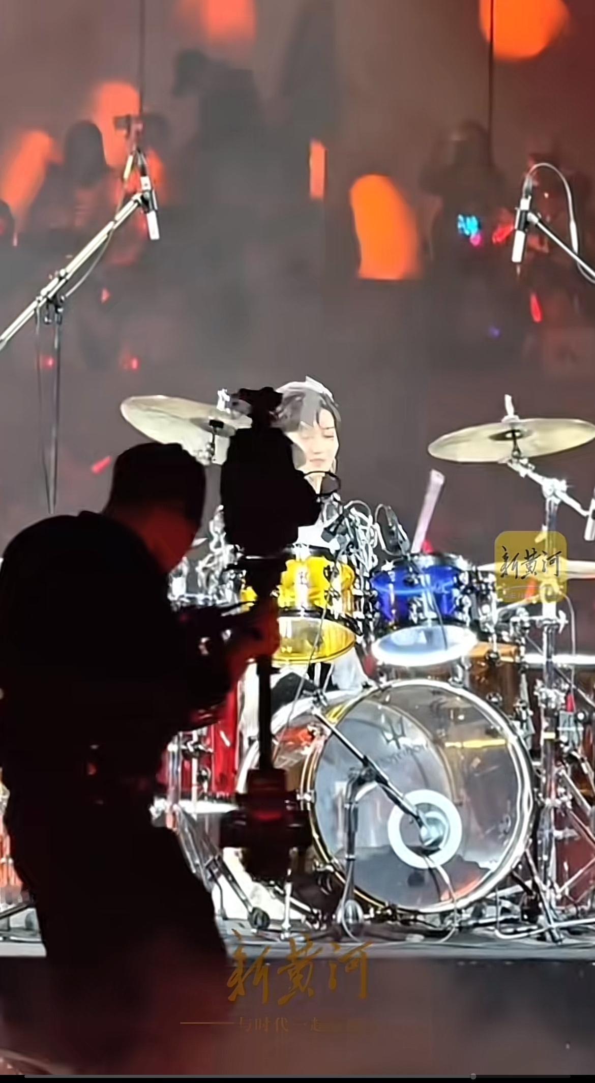 11月15日，72岁的赵雅芝在杭州奥体中心“小莲花”场馆举办“芝因有你・从艺50