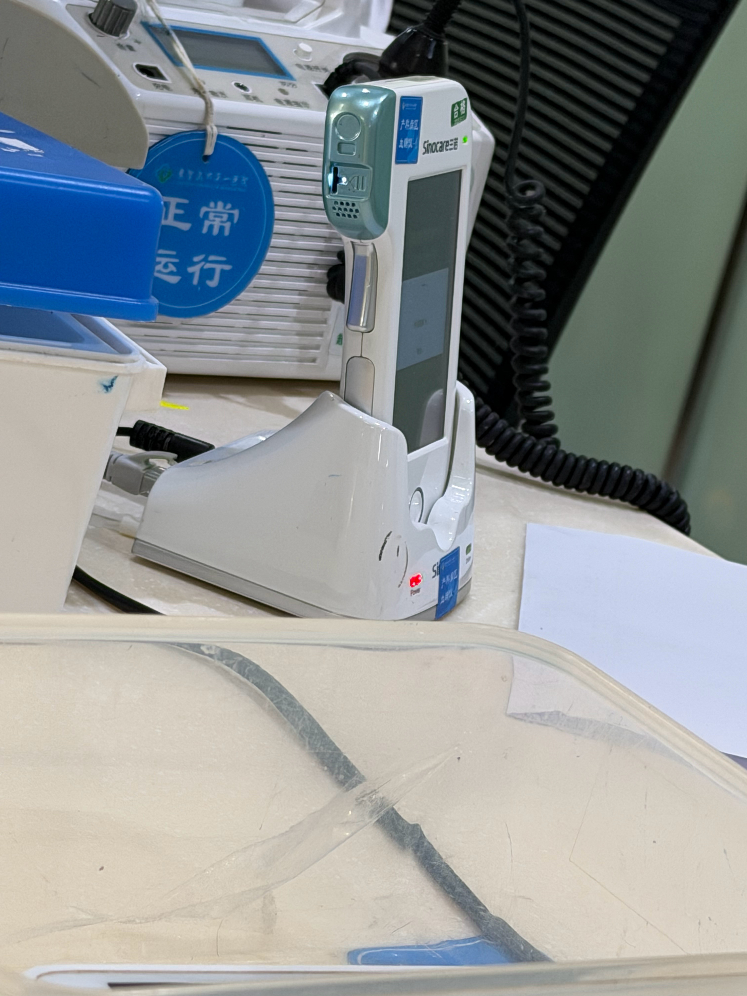 小护士们用的医用手机是霍尼韦尔的，这三大金刚键看起来好古老。但是对于这种特殊工种