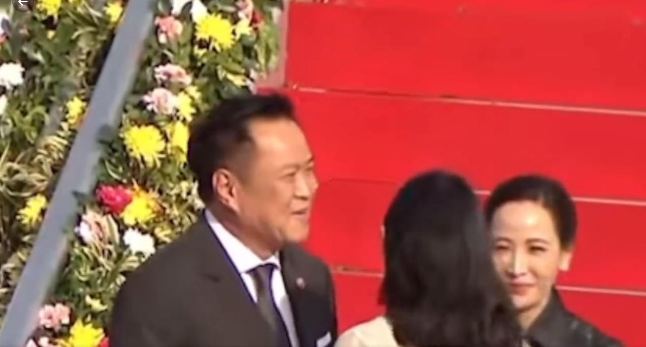 4月7日泰国总理阿努廷携手夫人塔娜农抵达菲律宾参加东盟峰会，一下飞机就有接待人员