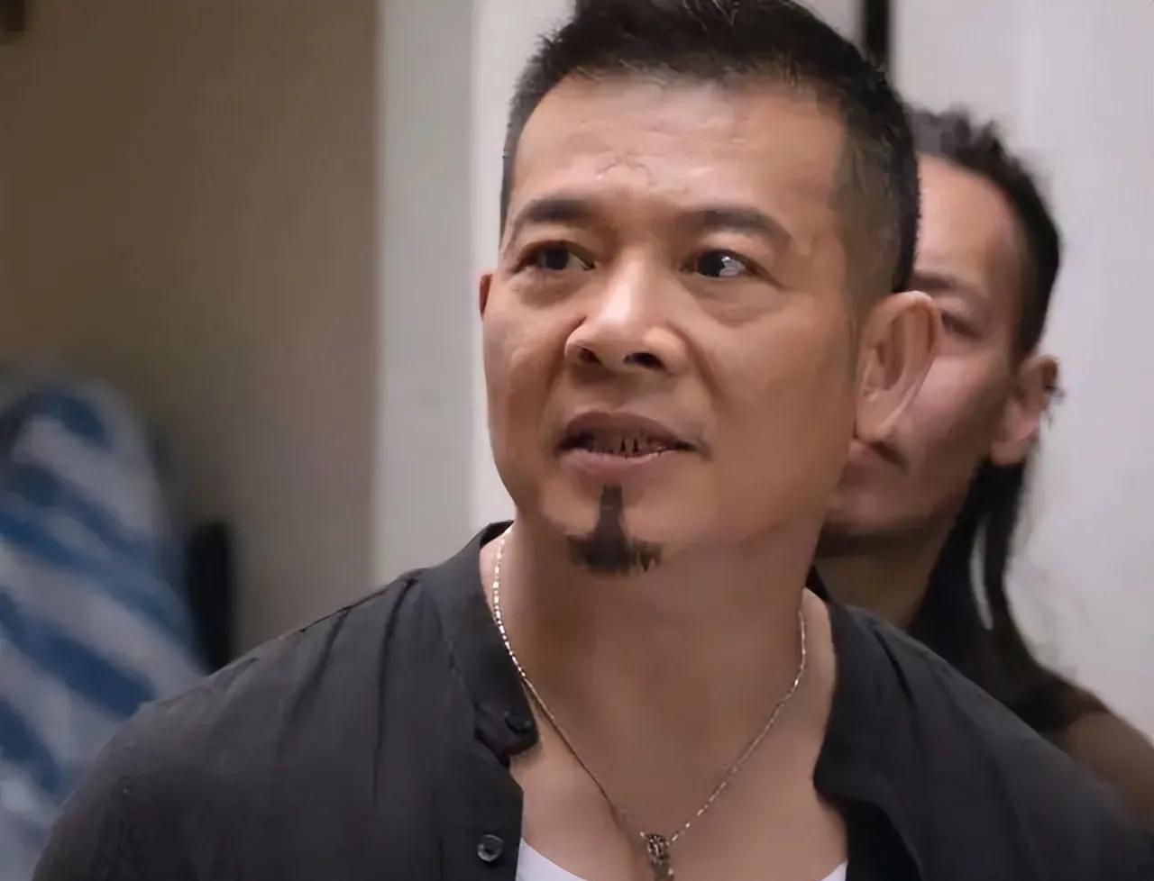 是真的！演员吴毅将真的在给何家劲当货车司机！港片“最狠反派”黄金配角吴毅将现在