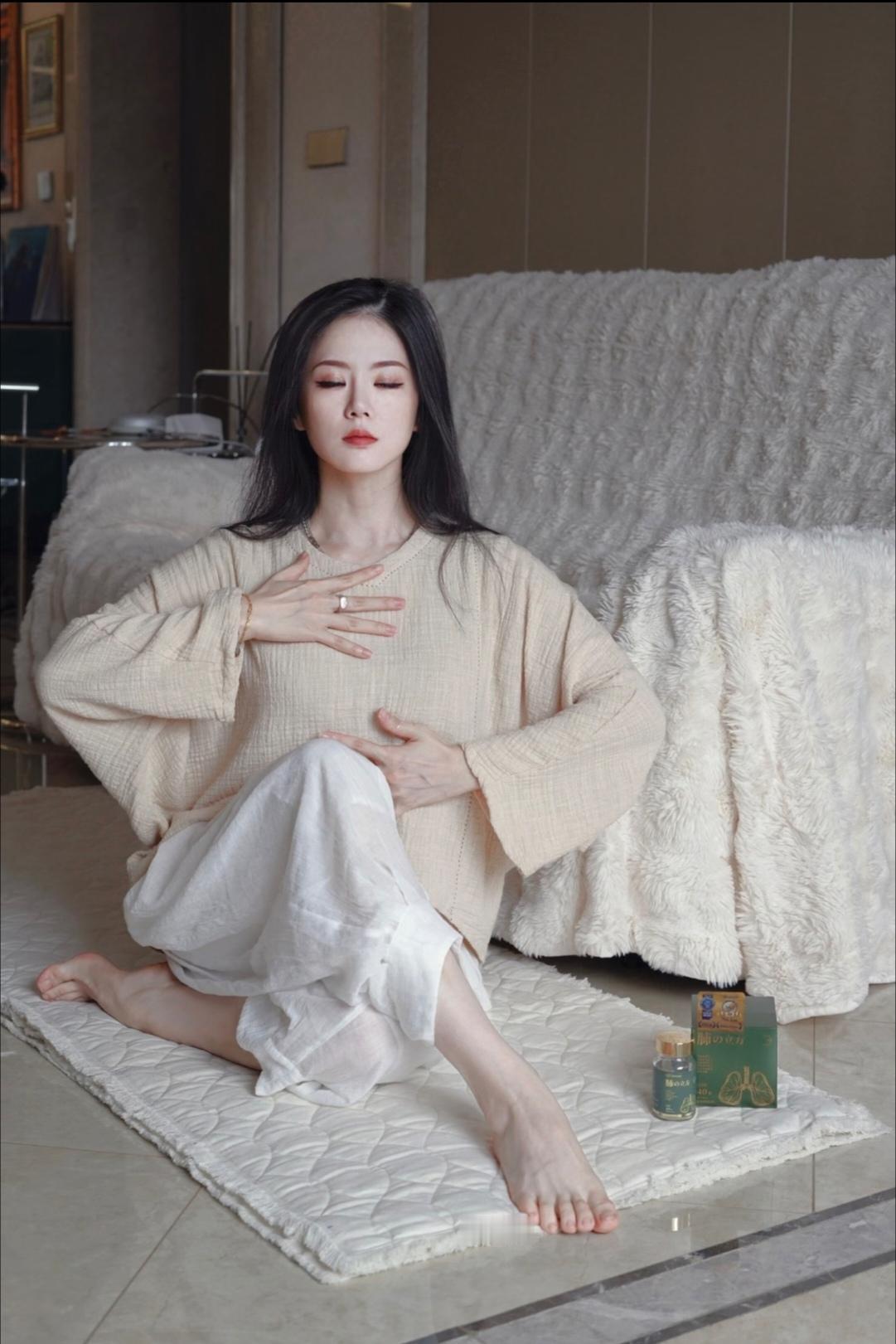 天啊，真是又白又漂亮，连脚丫子都那么嫩。