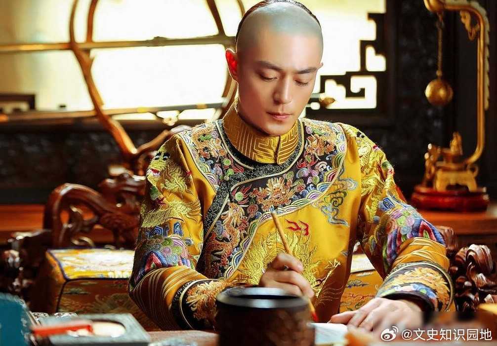 乾隆十五年的一晚，乾隆独自在宫中闲逛。行至一间偏房旁，隐隐传来说话声。好奇心作祟