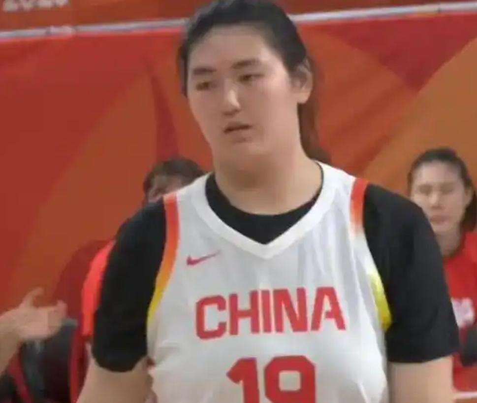 中国女篮，太“残暴”了。赢了印度尼西亚69分不说，第二节，只让对方得了5分，