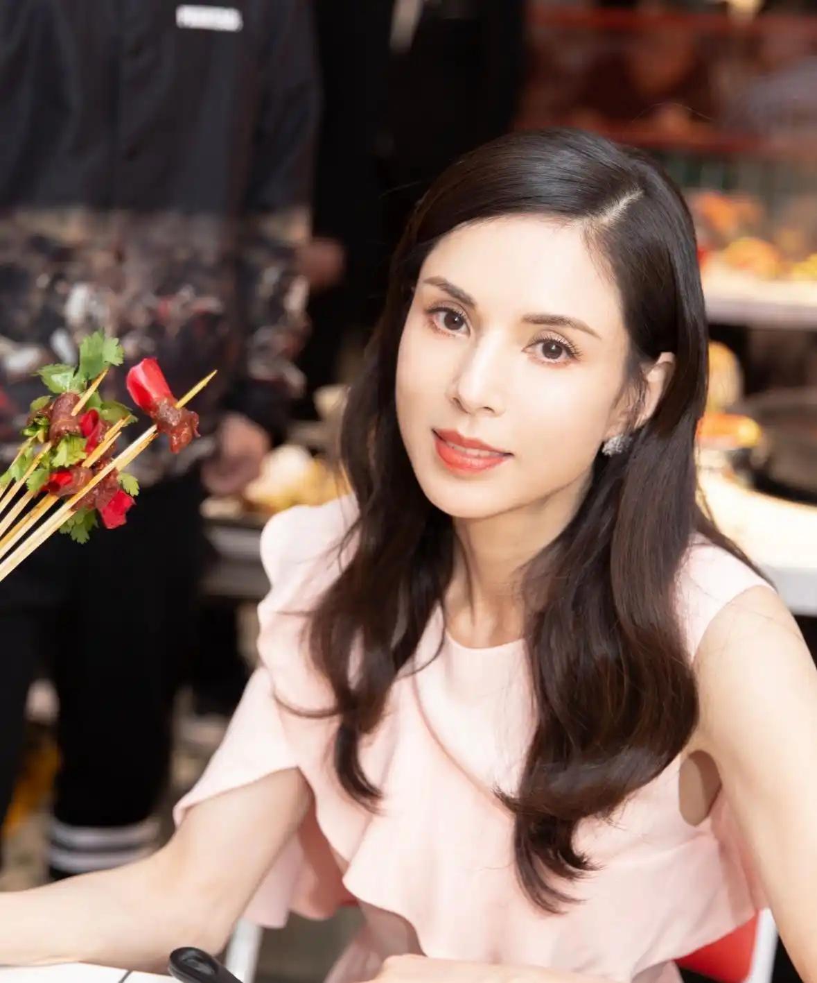 2013年，李若彤在飞机上偶遇周润发，两个人合过影后，周润发问李若彤：“你现在有