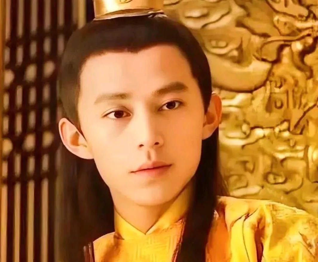 朱厚照用封自己当大将军的荒唐方式轻易拿到了他爹丢了几十年的兵权。先封自己为大将军