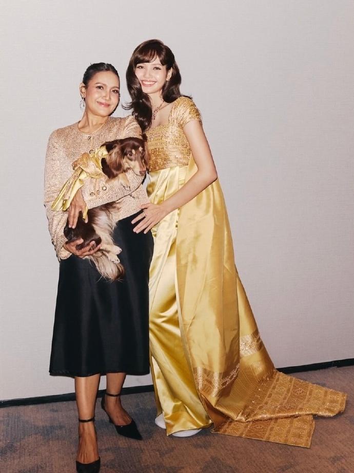 看到Lisa和妈妈的合照，突然有点想哭，我好像看到了Lisa老了以后的样子L