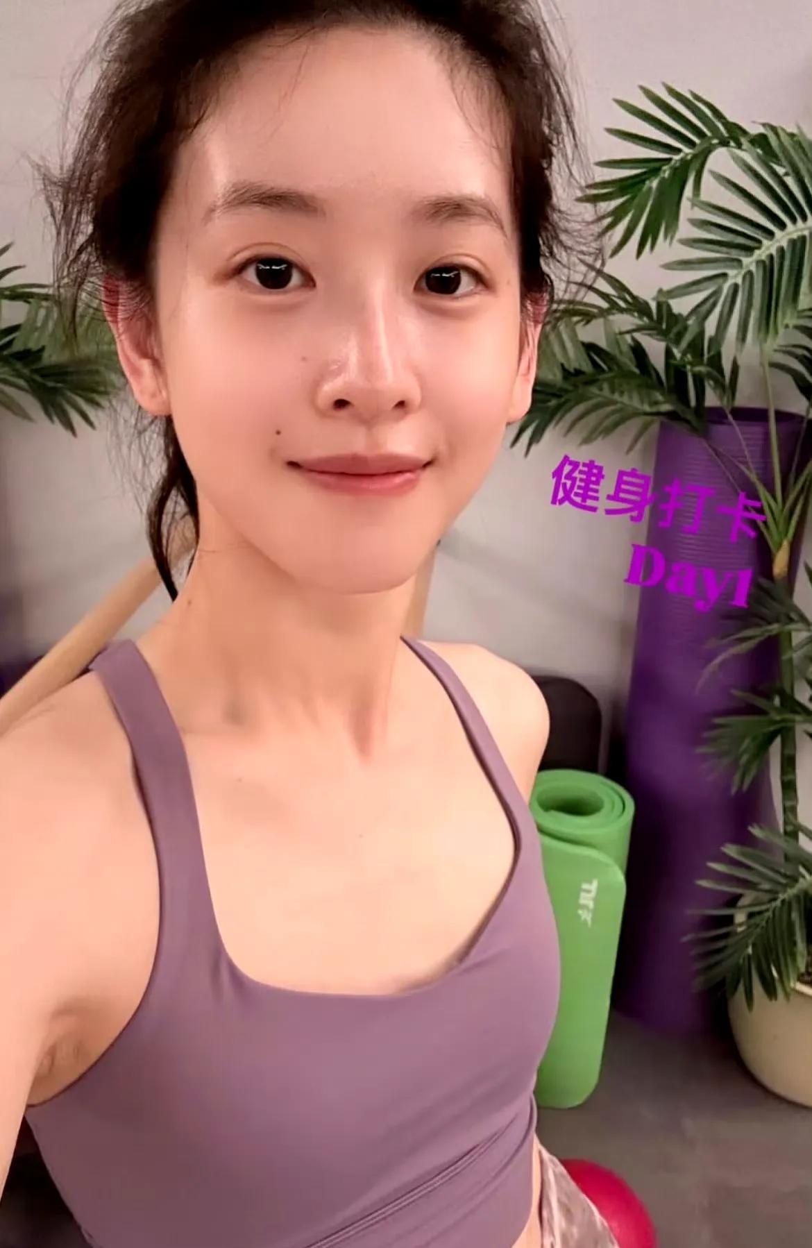 除了胸太小，其他完美。当初张艺谋都请不到她拍戏，要不然她早是一线女星了，她可看不