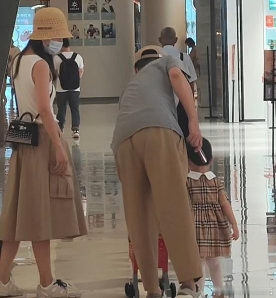 商场偶遇任重孙骁骁和女儿任重孙骁骁一家三口逛商场网友在商场偶遇任重孙骁骁和女儿