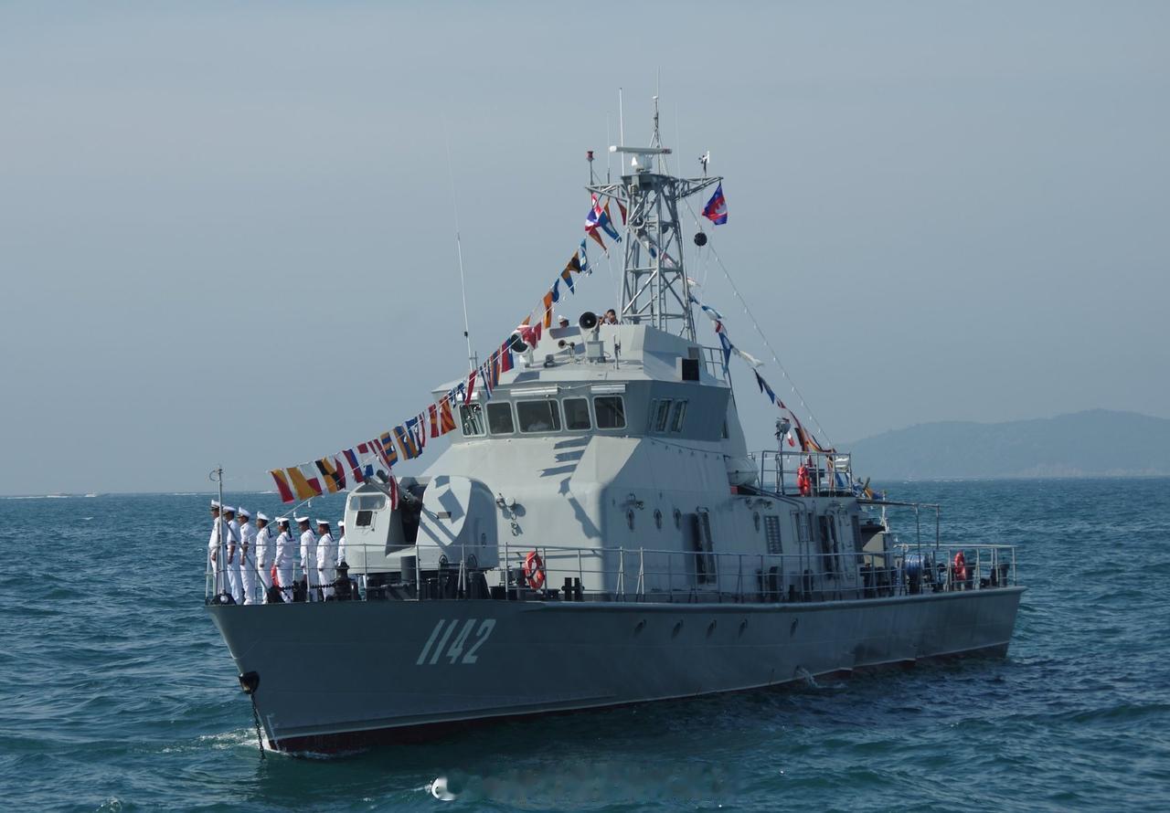 柬埔寨中械海军的主力舰艇之一----P46C型大型巡逻艇柬埔寨2005年在中国