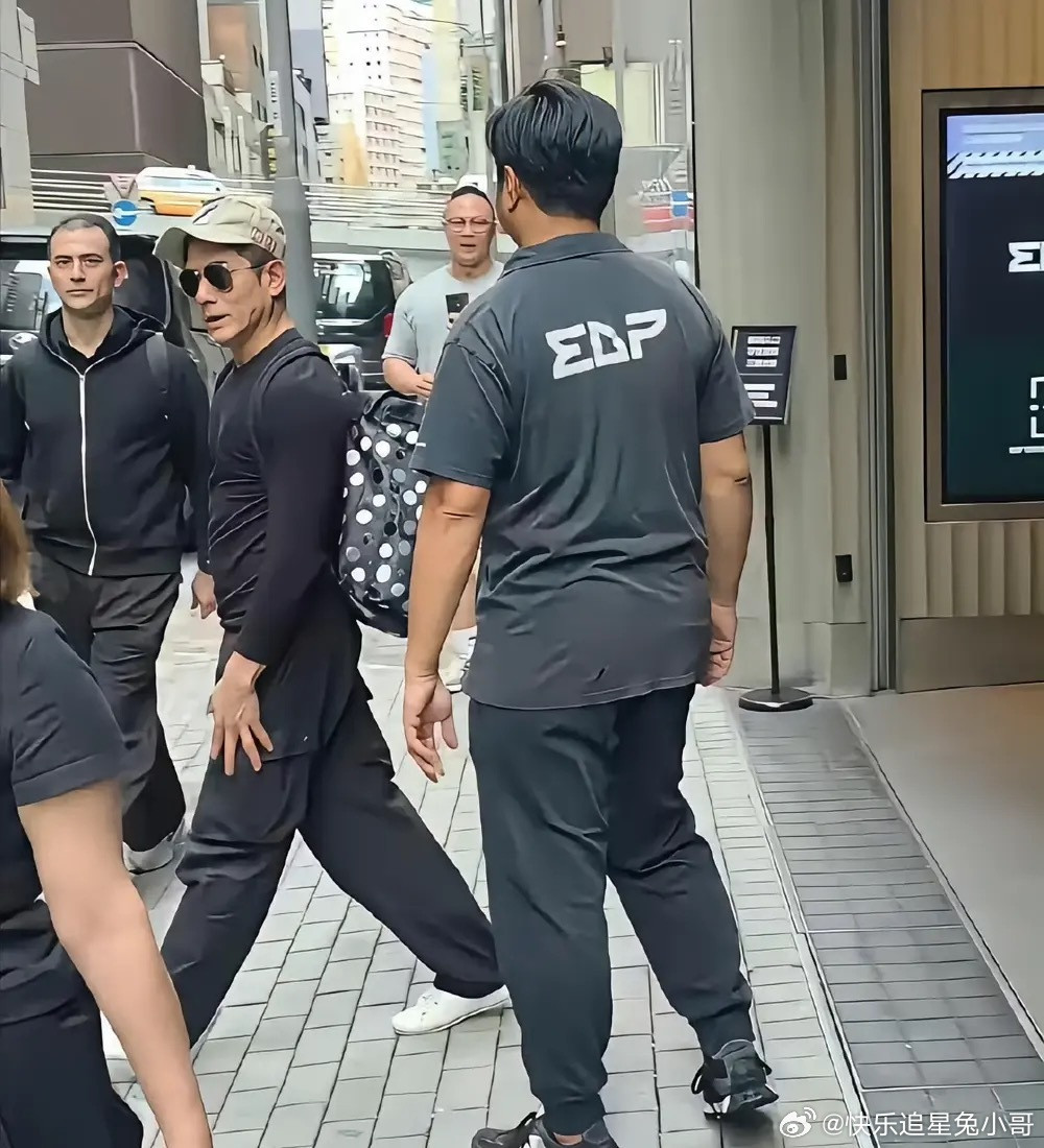 香港街头偶遇郭富城，知道他个子不高但本人比想象的还要矮，小小一只目测身高1米65