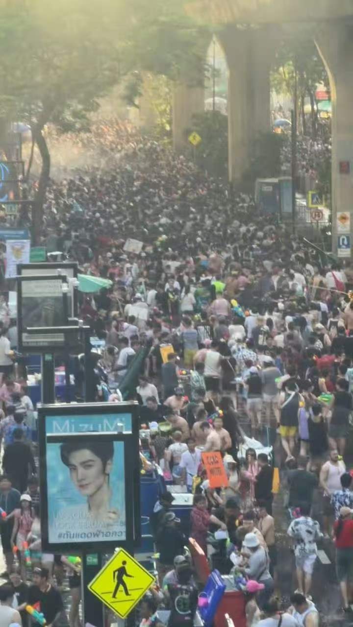 曼谷泼水节抬头全是陈哲远曼谷泼水节被陈哲远承包了，走到哪都能看见他的身影，海外人