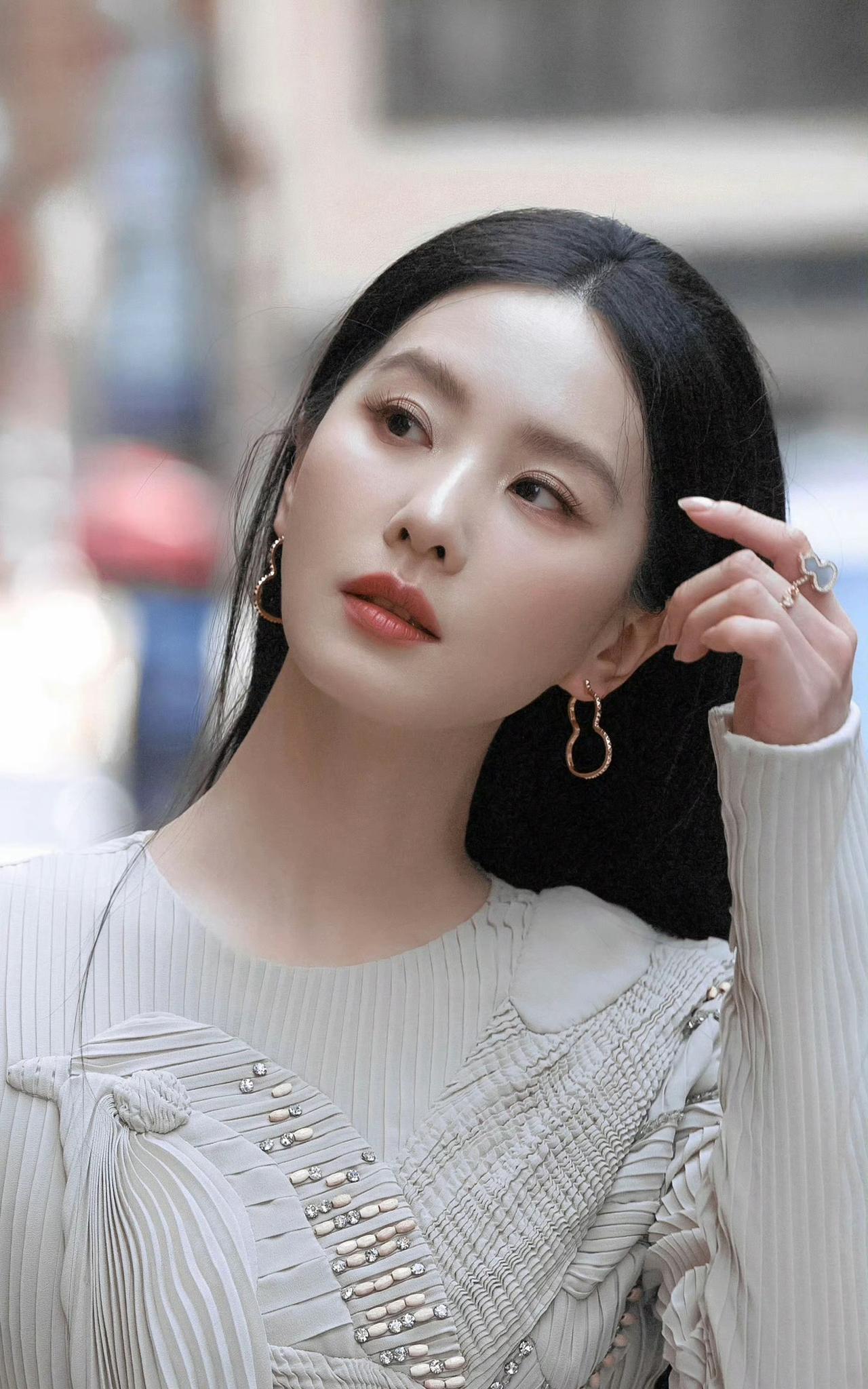 #刘诗诗#在城市的光影里，每一缕衣料的褶皱都藏着温柔心思，耳畔环佩轻晃，指尖似有