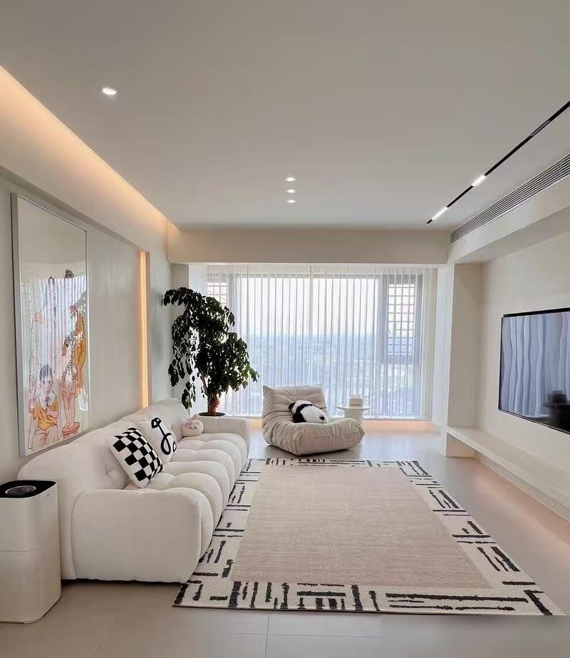 昨晚10点半，我正准备睡觉，手机突然弹出一条信息，我看了一眼，是我老公发的，他说