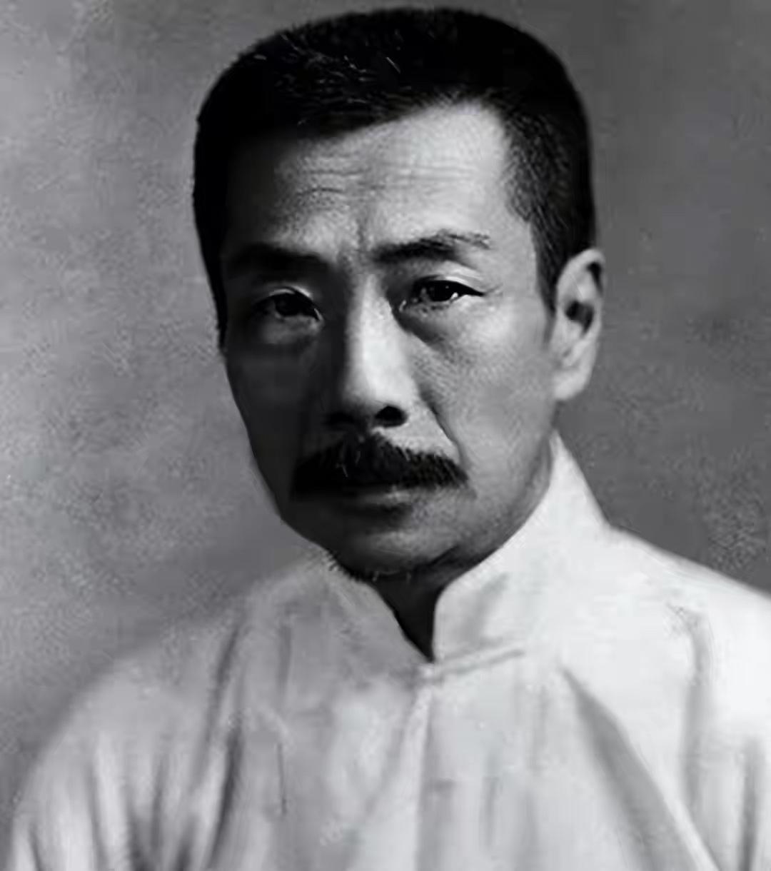 很好奇的一点鲁迅没有一部长篇巨著为什么在文学界被奉为大师呢？因为，在近现代