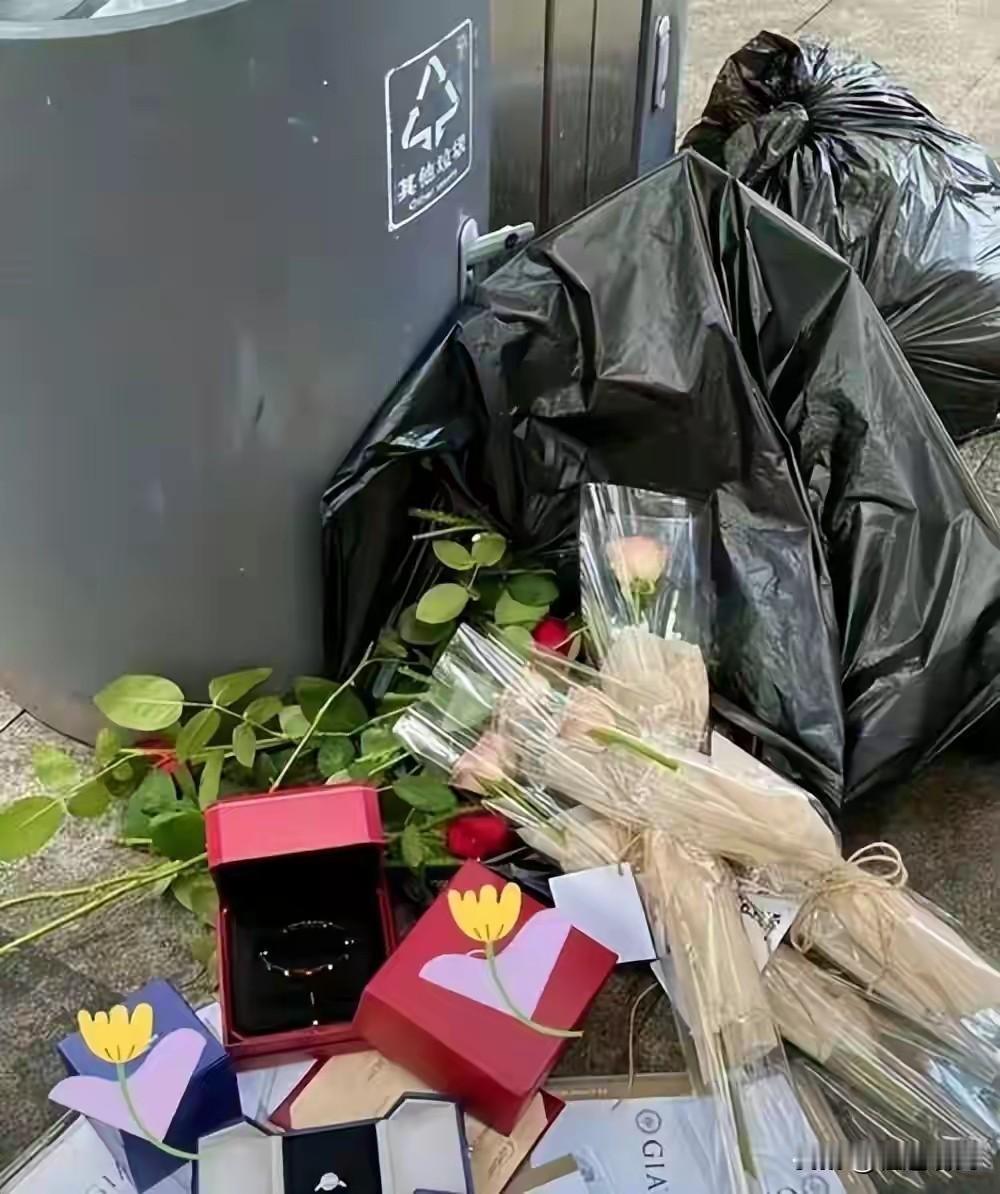 原来干保洁也是有门道，一个远房亲戚干了十几年的保洁，他透露了一个干保洁的秘密，