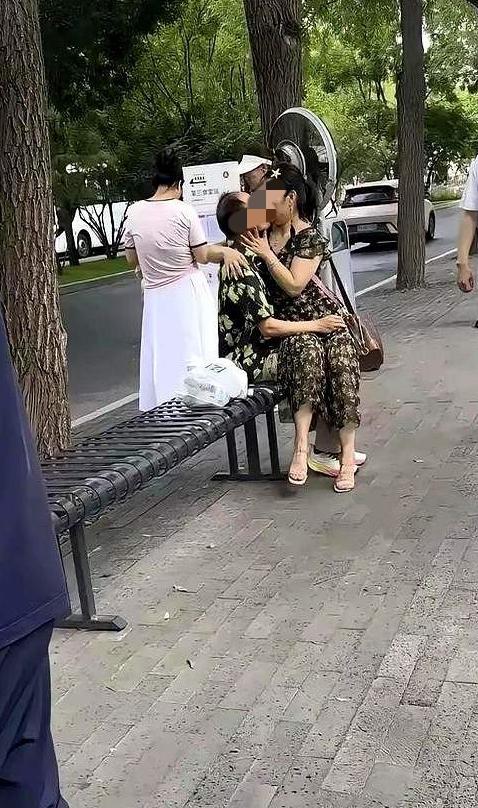 这是一段长达60年的孽恋，每周周五的下午，70多岁的老太太打扮的花枝招展，以接孙