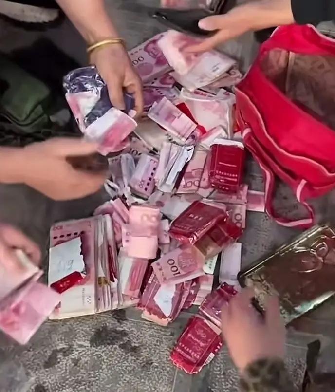 这是一位低保生活的老人，无儿无女，在他走尽人生的最后之际，被街道工作人员送走最后