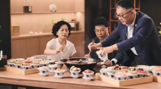 上汽集团领导居然亲自给余承东夹菜，真心佩服这样的领导敢于承认过去错误，关键时刻拿