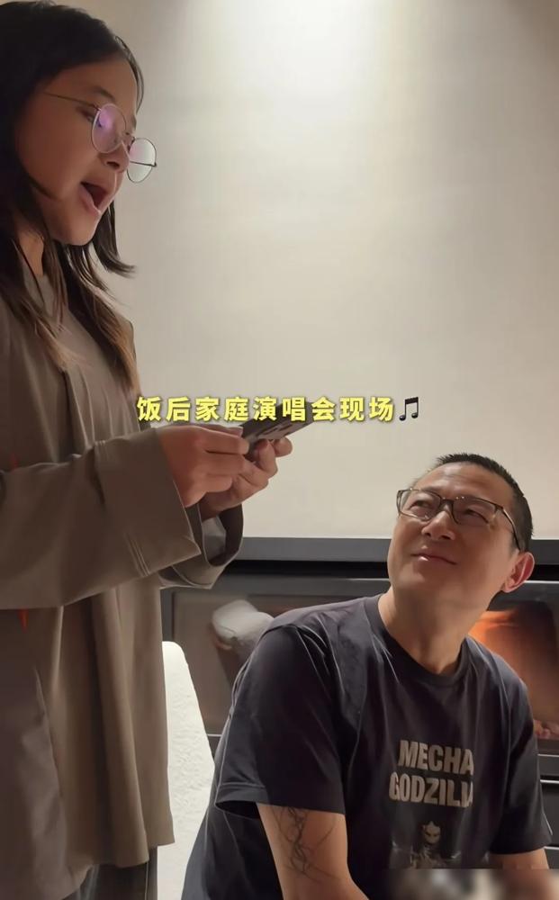 梅婷49岁，住别墅开国产车，一双儿女像她。老公曾剑，大她11岁，金马奖摄影师