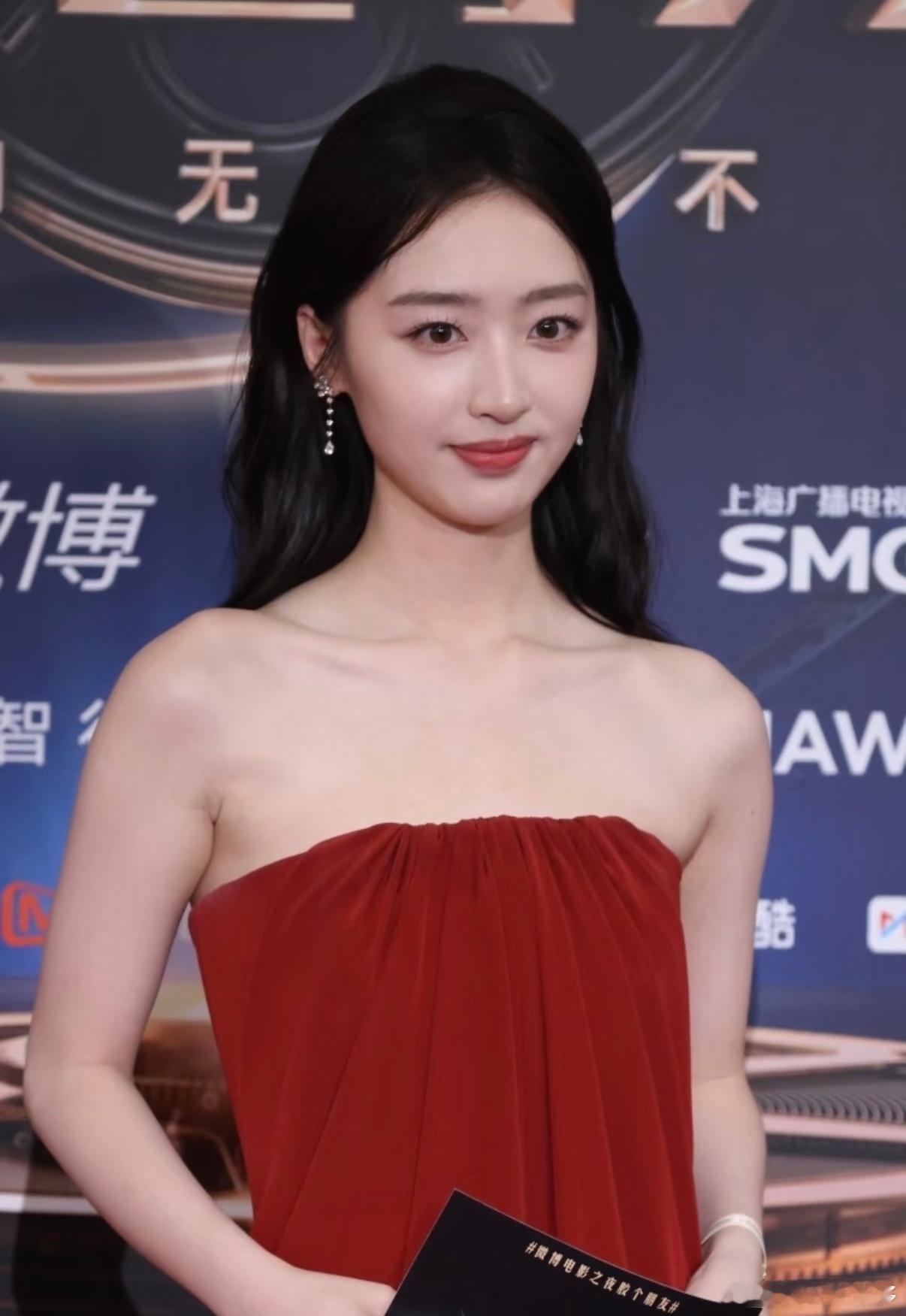 邓恩熙大花幼年体邓恩熙晚宴造型直击人心，黄裙衬得气质格外出众，少女慢慢蜕变成优