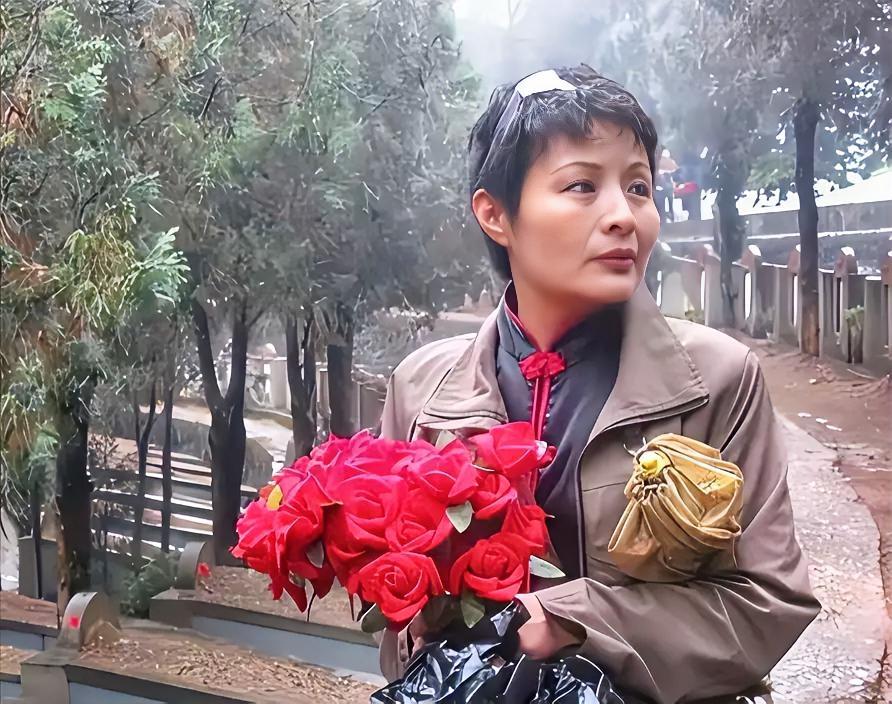 1984年，老山女兵谢楠因私自开枪为牺牲的战友送行，遭到开除，20年后，谢楠归来