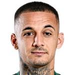 李镇全聊起球场那点事儿，眼睛一眯乐了：“足球场上那些磕磕碰碰？正常操作嘛！比完赛