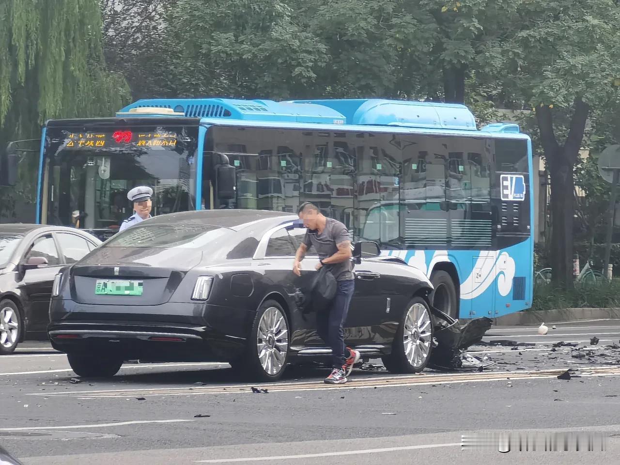 震哥劳斯莱斯撞了，这你受得了吗直接把对向车干到绿化带去了关键还是逆行，不应该