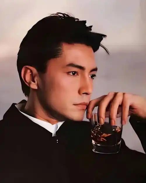 2006年的媒体专访里，早已凭实力跻身国际影坛的尊龙，罕见聊起了娱乐圈的另类现状