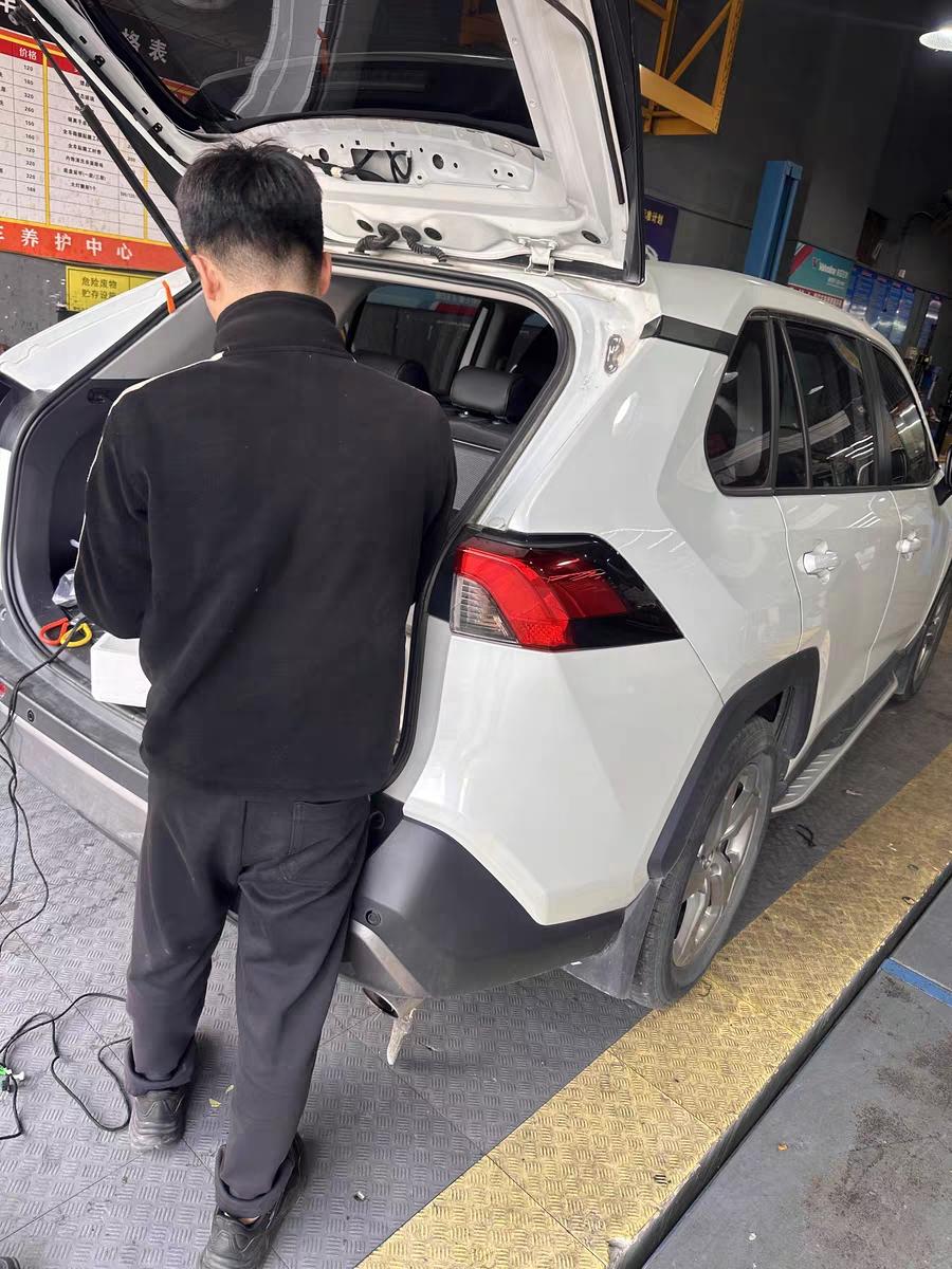 荣放更换尾门电动杆
