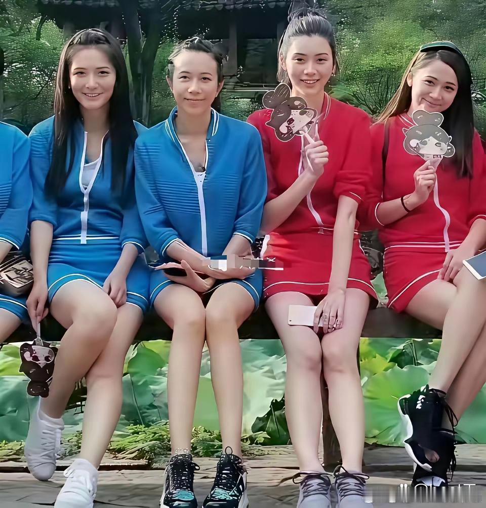 莫文蔚的腿真不是开玩笑的，连超模奚梦瑶坐在她旁边都被比下去了