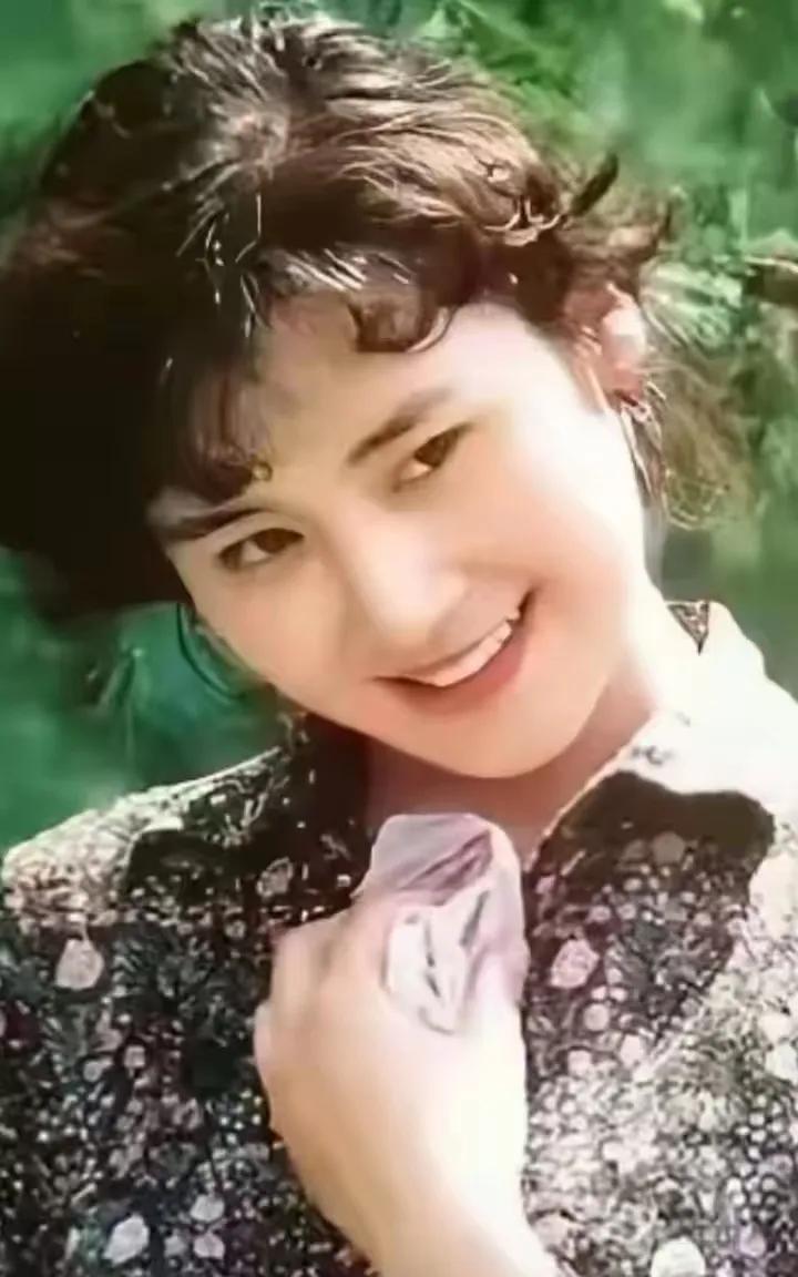 肖雄是中国影视、话剧女演员。她形象清新，气质优雅。出演《蹉跎岁月》《都市风流》等
