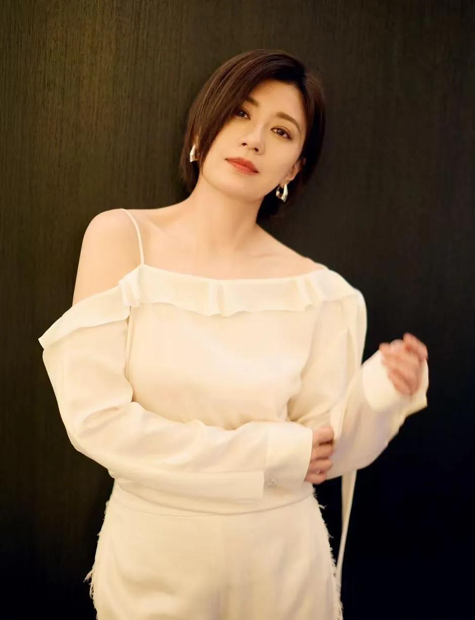 贾静雯：剪了短发才发现，姐姐的气质藏不住了😂白色露肩装一穿，直接把“冻龄