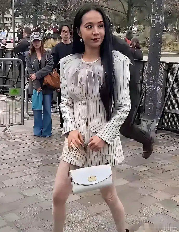 蔡依林未老腿先老，这造型真没看懂