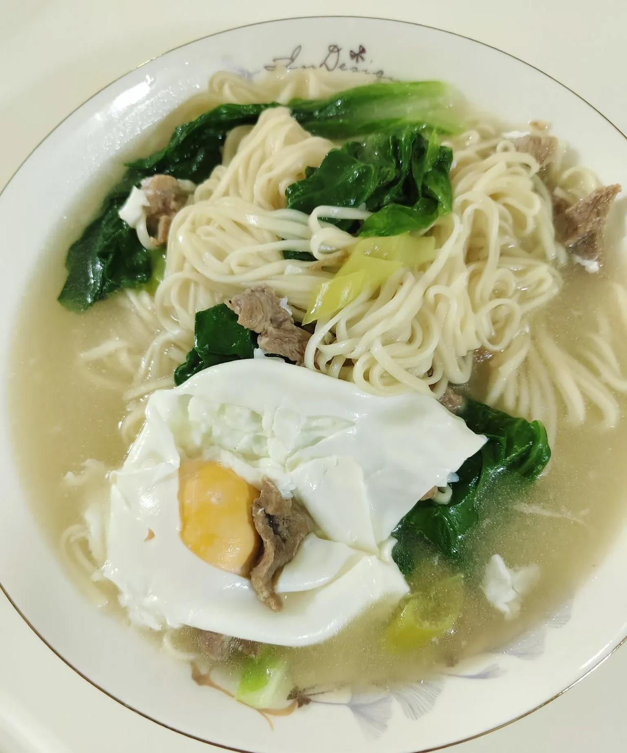 昨天晚上9点多钟，马上要高考的儿子，突然从学校回来了。进门儿子就说，“老妈，我