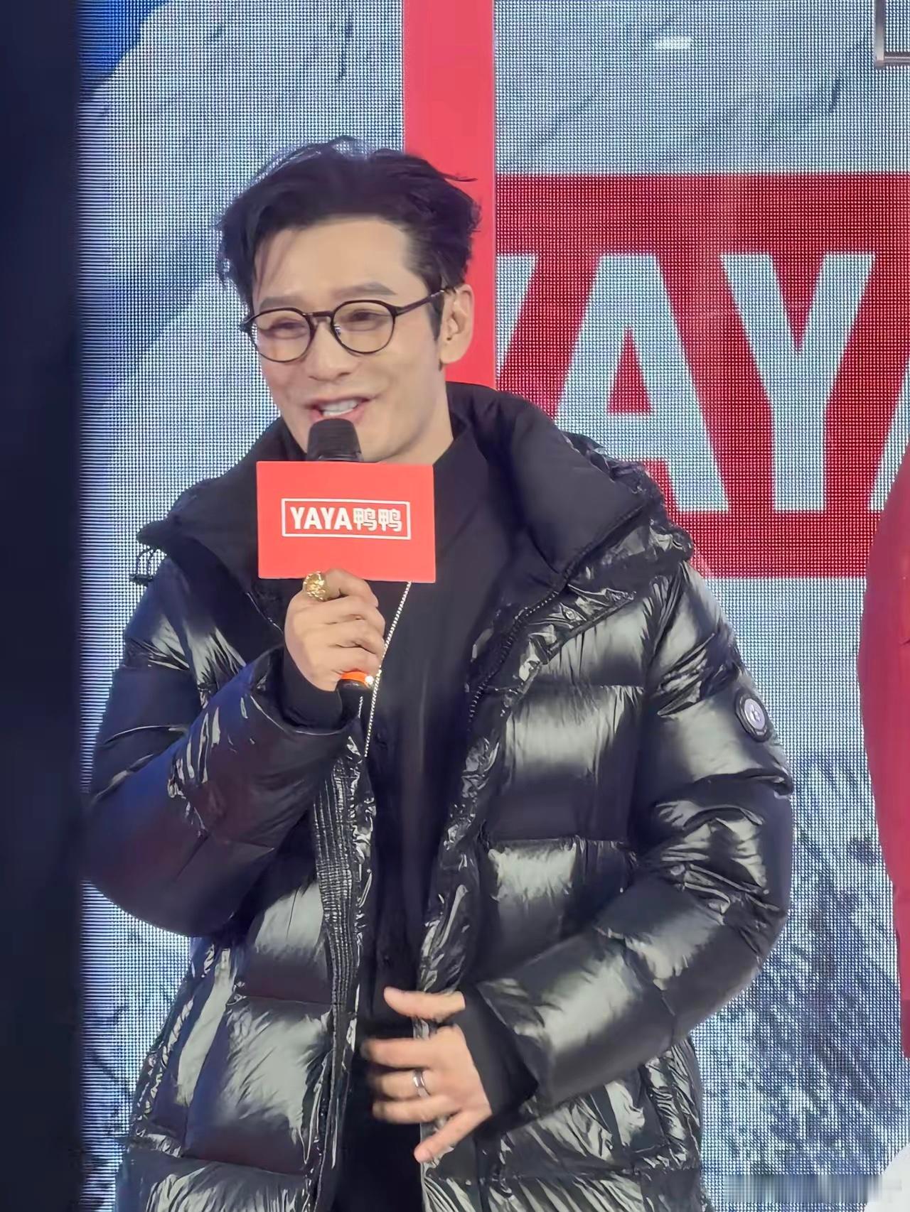 南京奥莱偶遇黄晓明，他回春明显变瘦变帅了，但本人个子确实不高！