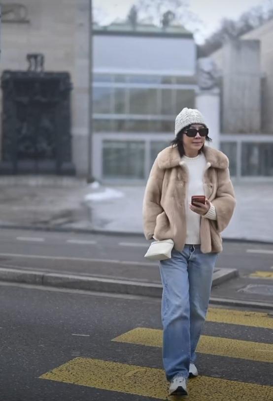 刘嘉玲街头牛仔裤拉链崩开？中年女人早就不穿这种“定时炸弹”了！看到刘嘉玲在瑞