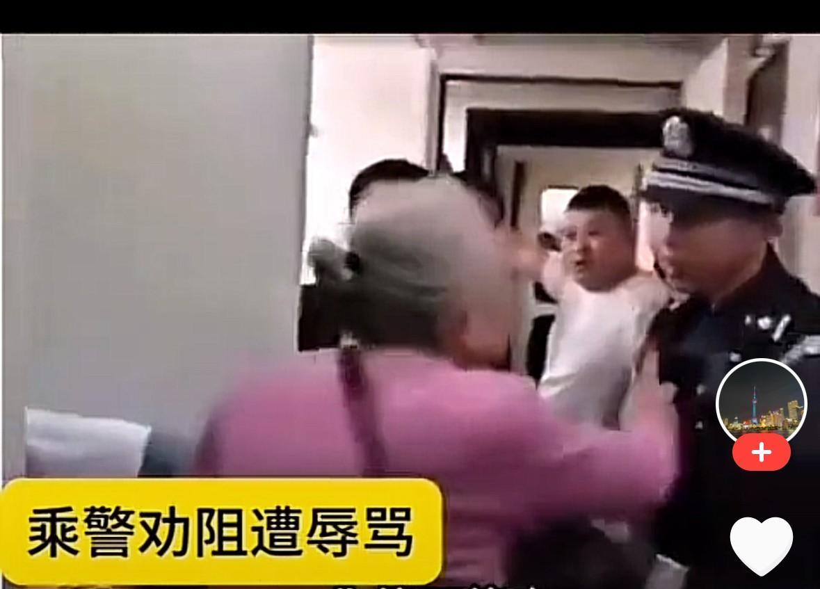 这样的老太太，简直太无德了！老太太在火车上，要跟最后一排的人换座位，人家不同意