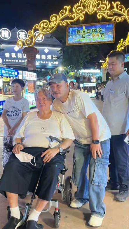 国庆偶遇洪金宝！75岁坐轮椅逛西双版纳夜市，妻子全程陪护超贴心！国庆中秋假期