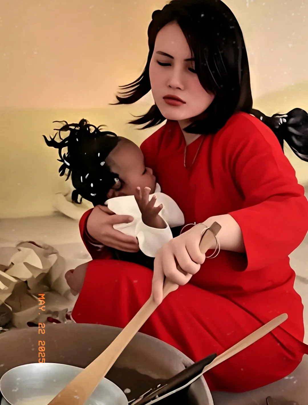 我认识一位女子，远嫁到非洲。她为了家庭改变国籍，成为了外国人，父母也变成了海外关