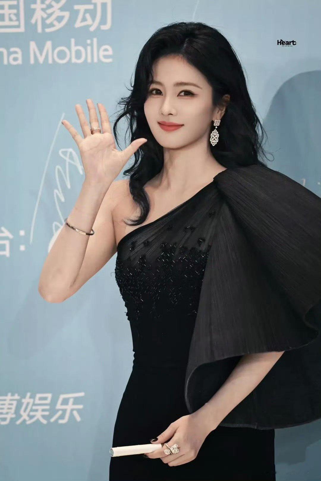 杨幂去尖叫之夜，坐c位不稀奇，但是白鹿今晚的待遇真是太稀奇了，谁能想到啊，她不仅