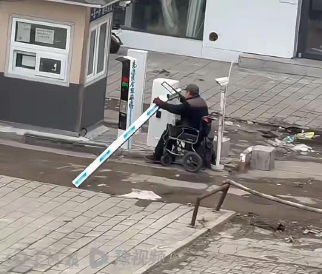 还得是大爷！内蒙古呼伦贝尔，大爷因买房纠纷把开发商告上法庭，胜诉后，开发商迟迟不